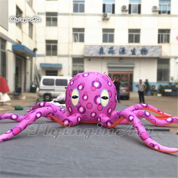 Големият висящ розово надуваем балон с осьминогом, мястото на провеждане на партита, декоративно мультяшное морско животно с дълги крака за шоуто по време на събитието