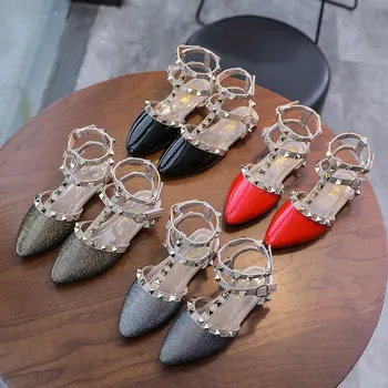 Сандали в римски стил за момичета, летни нови детски корейски модни метални дизайнерски обувки на принцесата с нитове и затворени пръсти, плажни сандали на равна подметка