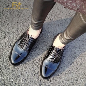 Черни дамски обувки на нисък ток с шнур от лачена кожа голям размер 15 16